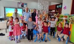 Öğrenci, veli ve öğretmen iş birliğiyle atık ipler rengârenk oyuncaklara dönüştü