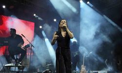 Gediz Tarhana Festivalinde Merve Özbey hem şarkılarıyla hem de cömertliği ile gönülleri fethetti