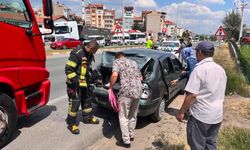 Kamyonun çarptığı otomobildeki 2 çocuk yaralandı