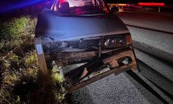 Bariyerlere çarpan otomobilin sürücüsü yaralandı