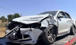 Kütahya'da kavşakta 2 otomobil çarpıştı, 3 yaralı