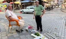 Yaşına rağmen tarlasında yetiştirdiği doğal ürünleri pazarda satıyor