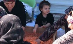 Kadınlar imece usulü ile tarhana döktü
