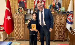 Hisarcık'ta kitap okuyan öğrenciye Başkan Demirtaş'tan destek