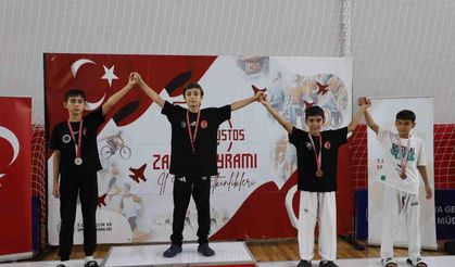 Kütahya'da 30 Ağustos Yıldızlar Taekwondo Zafer Kupası'nda ödül heyecanı