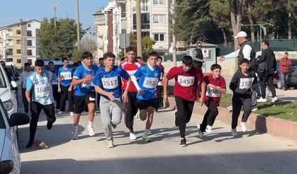 Tavşanlı'da gençler Cumhuriyet koşusunda ter döktü