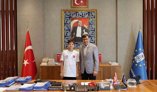 Belediye Başkanı Kahveci, Milli Yüzücü Ömer Cengiz'i ağırladı