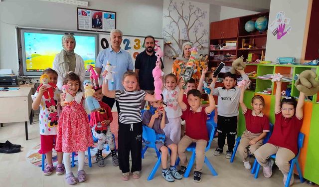 Öğrenci, veli ve öğretmen iş birliğiyle atık ipler rengârenk oyuncaklara dönüştü