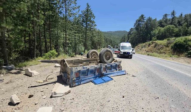 Domaniç'te beton parçaları yüklü traktör vadiye yuvarlandı, sürücüsü yaralandı