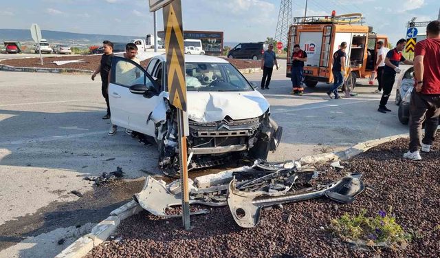 Domaniç'te otomobiller çarpıştı: 2 yaralı