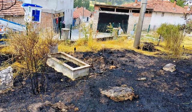 Emet'te mezarlıkta çıkan yangında 10 kabir zarar gördü