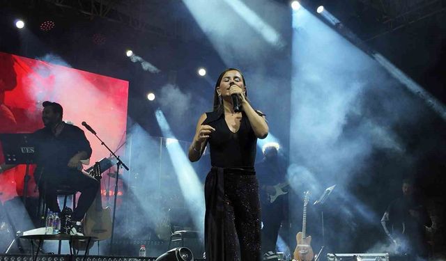 Gediz Tarhana Festivalinde Merve Özbey hem şarkılarıyla hem de cömertliği ile gönülleri fethetti