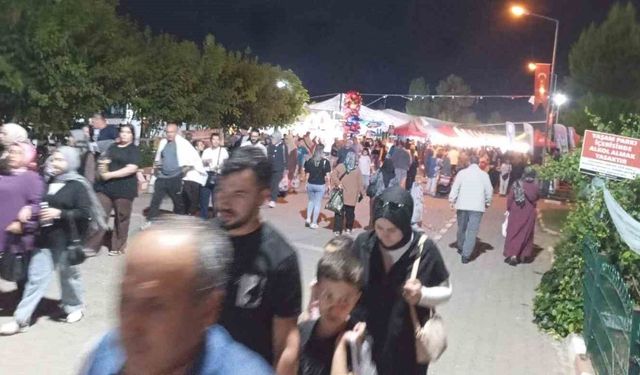 Gediz Tarhana Festivali'nin son gününde festival alanında insan seli