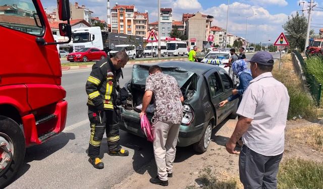 Kamyonun çarptığı otomobildeki 2 çocuk yaralandı