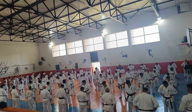 Kütahya Pazarlar'da 200 sporcu Kyokushin-Kan Türkiye Yaz Gelişim Kampı'nda buluştu