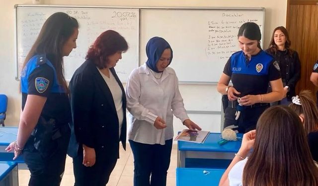 Kütahya polisinden çocuk ve gençlere çini ile oyuncak yapımı kursu