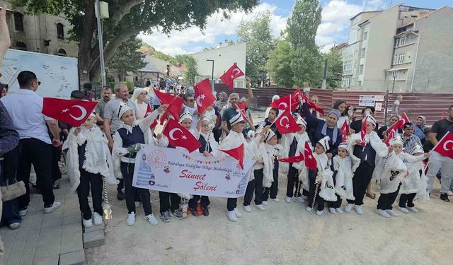 Kütahya'da 27 çocuk için vakıf geleneğiyle sünnet şöleni düzenlendi