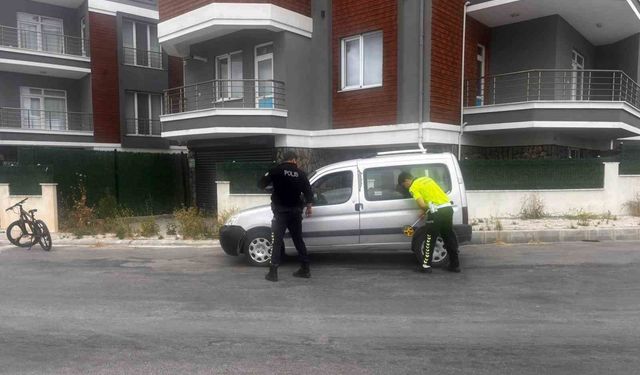 Tavşanlı'da hafif ticari araç bisiklete çarptı