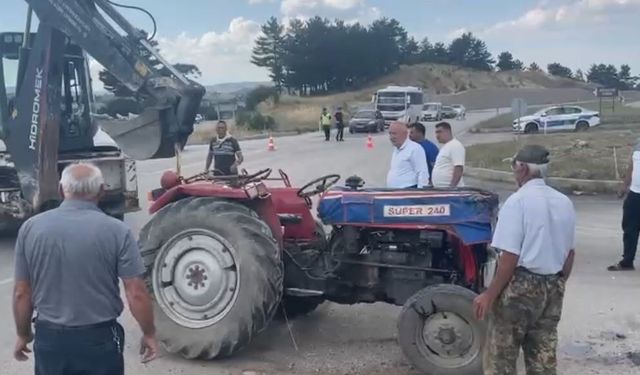 Tavşanlı'da otomobil ile traktör çarpıştı: 3 yaralı