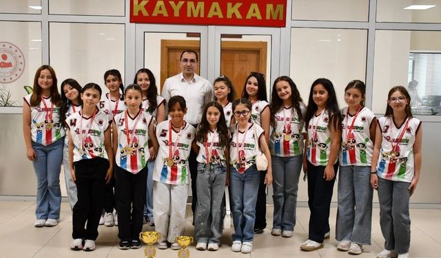 Tavşanlı'da şampiyon voleybol takımı kutlandı