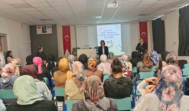 Altıntaş'ta 8. sınıf velileriyle eğitim ve sınav hazırlıkları değerlendirildi