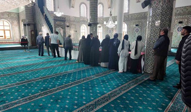 Gediz'de kutsal emanetlere vatandaşlar yoğun ilgi gösterdi