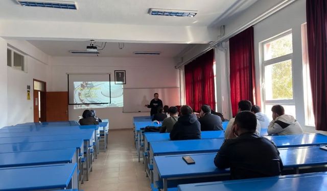 Hisarcık MYO'da yeni öğrencilere üniversite hayatı anlatıldı