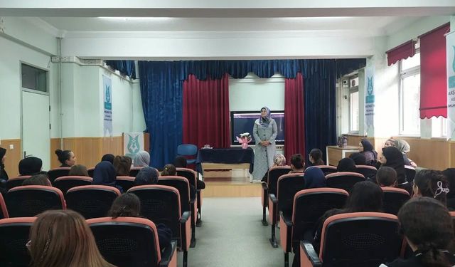 Kütahya Akşemsettin Kız Anadolu İmam Hatip Lisesi'nde 'Peygamberimiz ve Aile' konulu seminer