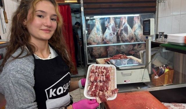 Kütahya'da 18 yaşındaki usta genç kız, kasaplık hünerleriyle dikkat çekiyor