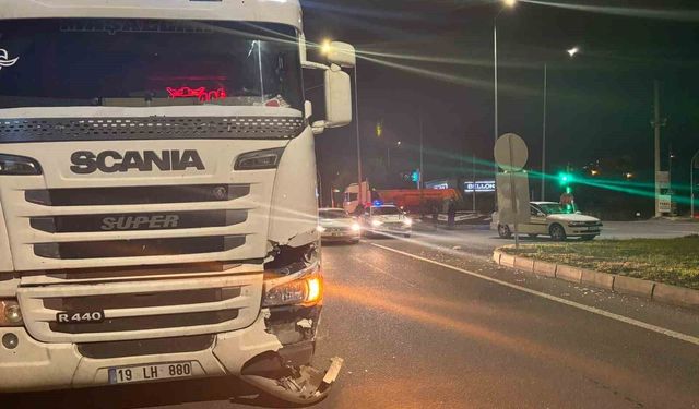 Otomobil ile tırın çarpıştığı maddi hasarlı kaza kamerada