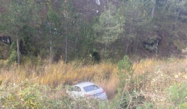 Tavşanlı'da dere yatağına devrilen otomobilin sürücüsü yaralandı