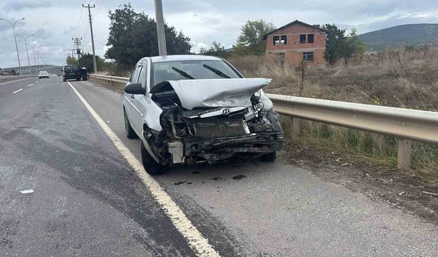 Tavşanlı'da otomobil bariyerlere çarptı: 1 yaralı