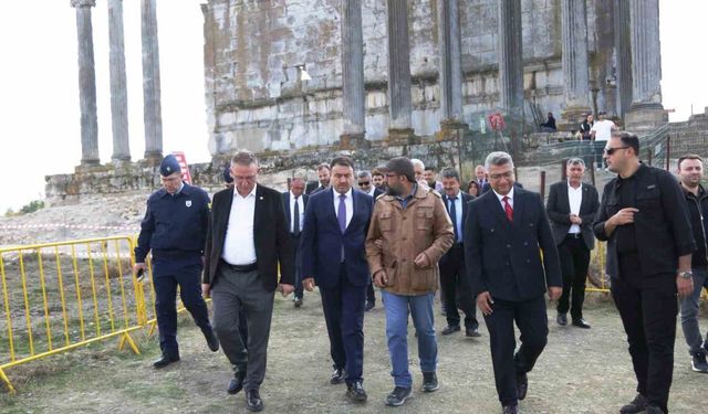 Vali Işın, Aizanoi Antik Kenti'ndeki kazı çalışmalarını inceledi