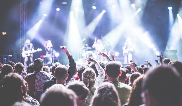 Ünli sanatçı konserinde hayranlarını coşturdu