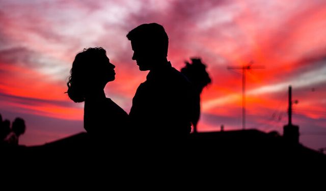 Konuşurken sevgilisinin gözleri doldu!