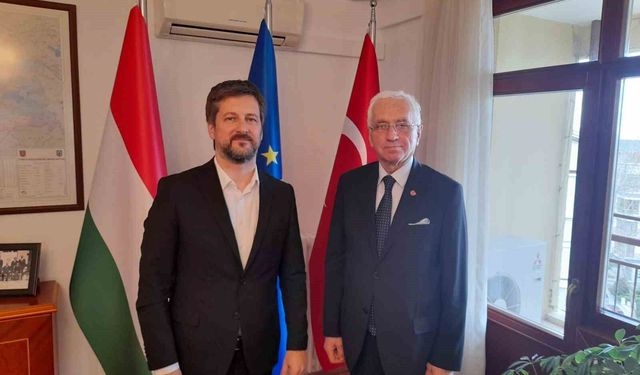 Gazeteci-Yazar İhsan Tunçoğlu, Macaristan Büyükelçisi Viktor Matis’e kitabını takdim etti