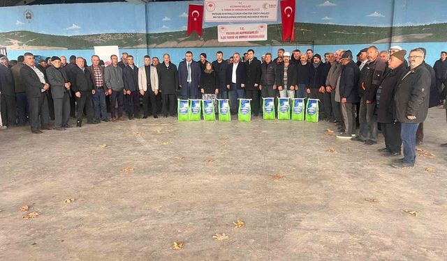 Pazarlar’da üreticilere ’Bordo bulamacı’ dağıtıldı