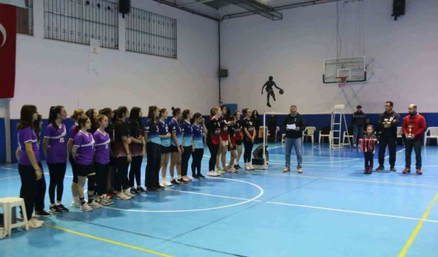 Kütahya’da ’Kız Öğrenciler Arası Badminton Turnuvası’nda şampiyonlar ödüllerini aldı