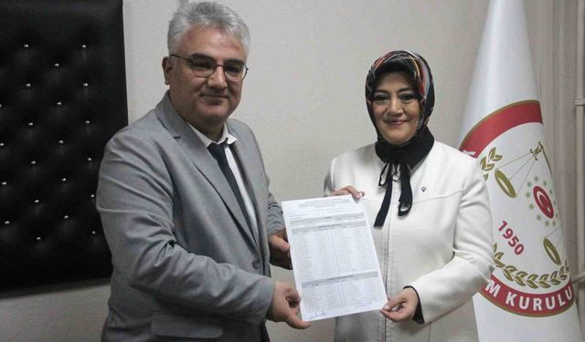 AK Parti Kütahya İl Başkanı Ceyda Çetin Erenler mazbatasını aldı