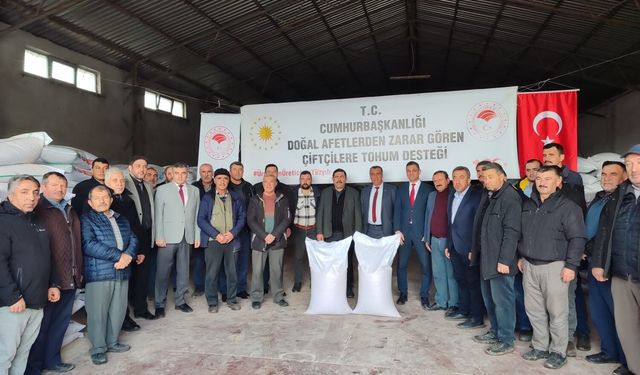 Altıntaş’ta kuraklıktan zarar gören 71 çiftçiye 19 ton nohut tohumu dağıtıldı