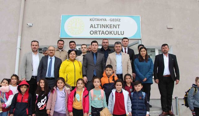 Gediz Altınkent Ortaokulu’nda fen bilimleri laboratuvarı ve kütüphane açılışı gerçekleştirildi