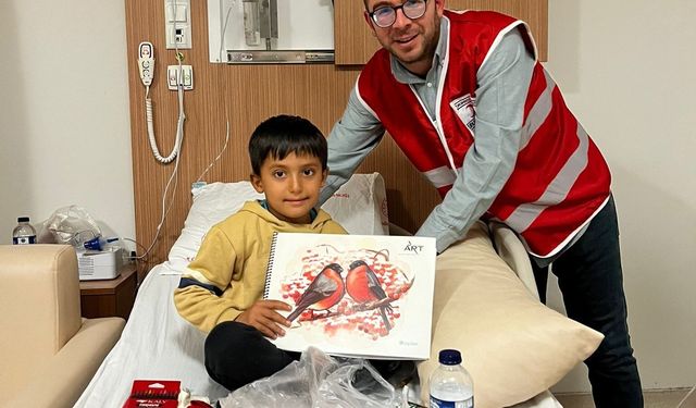 Gediz’de Genç Kızılay gönüllüleri devlet hastanesinde hastaları ziyaret etti
