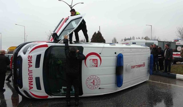 Kütahya’da ambulansla otomobil çarpıştı: 1 kişi yaralandı