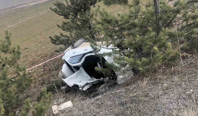 Kütahya’da otomobil şarampole devrildi: 1 ölü, 1 yaralı