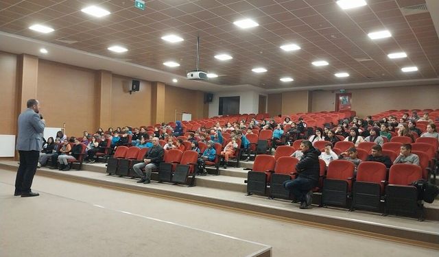 Simav İlçe Müftüsü Hasan Serçe’den öğrencilere seminer
