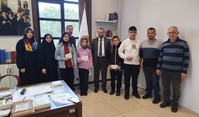 Simav Müftüsü Hasan Serçe mesleki yarışmalarda dereceye giren öğrencileri ödüllendirdi