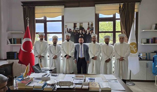 Simav’da yeni atanan 6 din görevlisine cübbe ve fes giydirildi