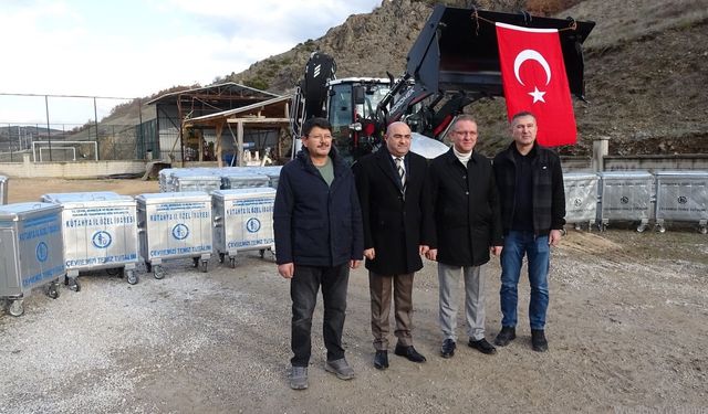 Tavşanlı ilçesine konteynerler ve yeni kepçe teslim edildi