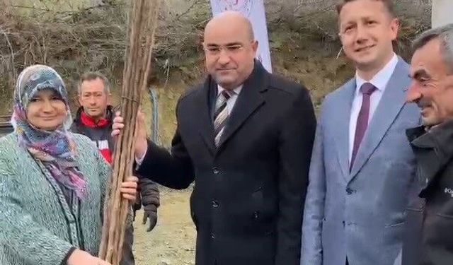 Tavşanlı’da 29 çiftçiye 2 bin 784 hünnap ve cennet hurması fidanı dağıtıldı
