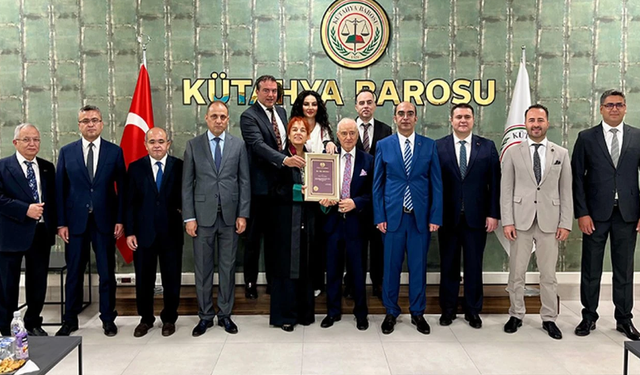 Kütahya’da avukatlık mesleğinde 40 ve 50 yılını geride bırakan avukatlara plaket takdim edildi.